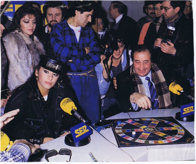 Sabrina y Jesús Gil jugando al Trivial rodeados de periodistas