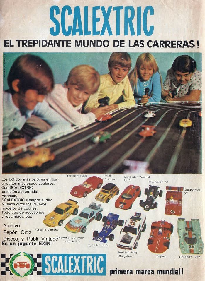 Anuncio de Scalextric con niños jugando con el circuito y varios coches.