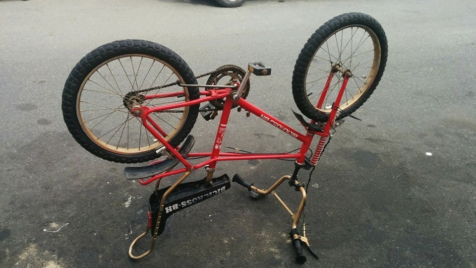 Bicicleta roja bocabajo en la calle.