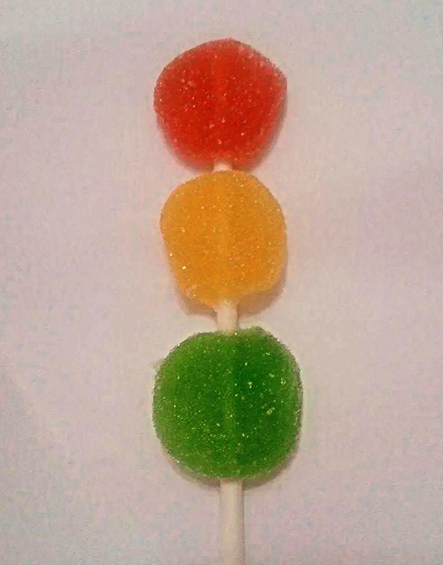 Pincho de tres gominolas roja, naranja y verde como un semáforo.