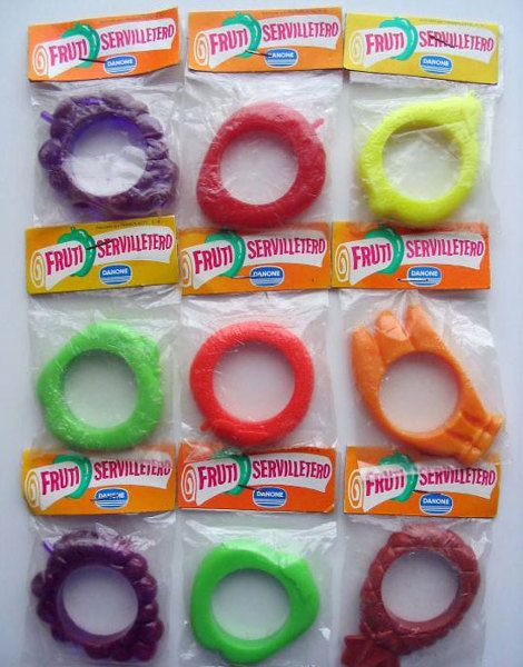 Servilleteros de plástico de colores en sus bolsitas de Fruti de Danone.