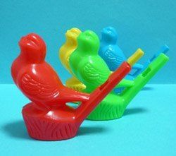 Silbatos de plástico con forma de pájaro de varios colores.