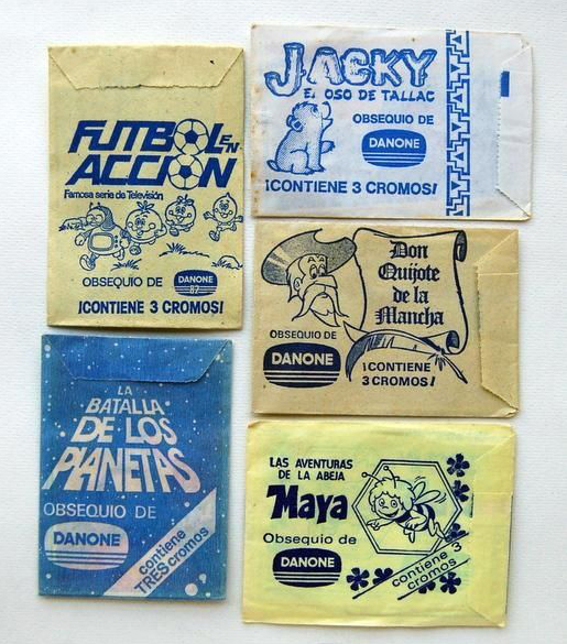 Sobres de cromos de regalo de Danone de varias series.