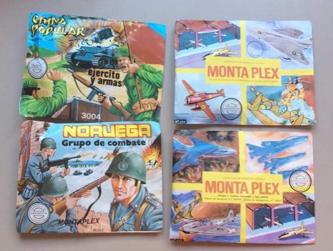 Cuatro sobres de Monta Plex con soldados y aviones.