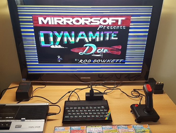 Spectrum con joystick y Dynamite Dan en pantalla.