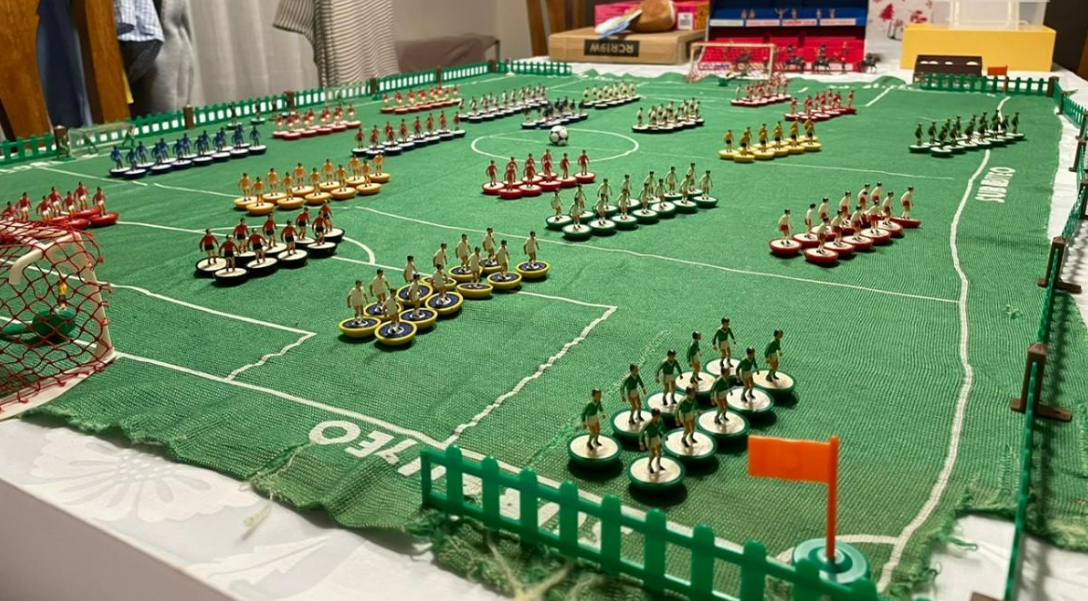 Campo de Subbuteo con decenas de jugadores.