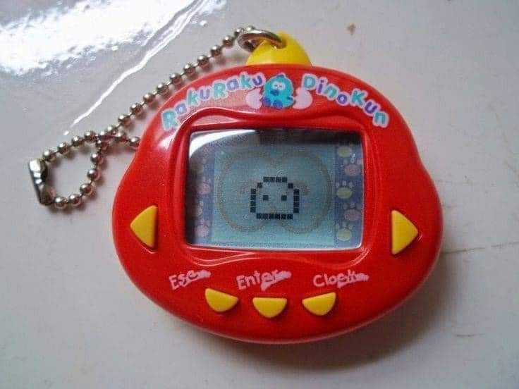 Mascota virtual tipo Tamagotchi roja.
