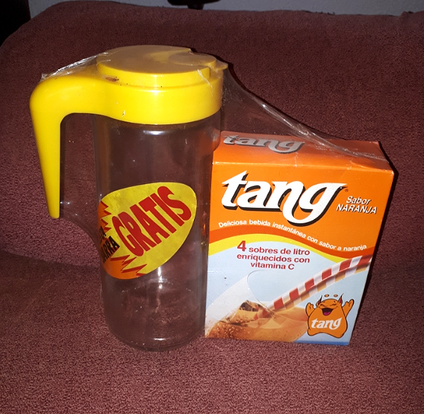 Caja de Tang sabor naranja con una jarra de plástico de regalo.
