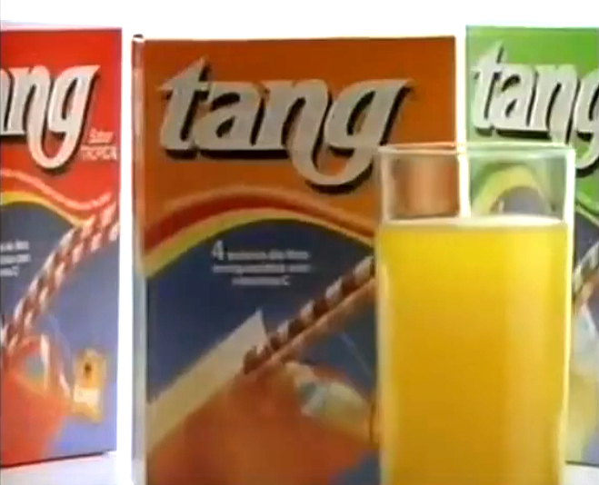 Fotograma de un anuncio de Tang con un vaso de refresco naranja.