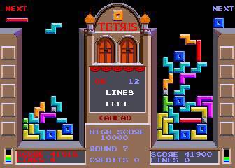Pantalla del videojuego Tetris con piezas de colores.