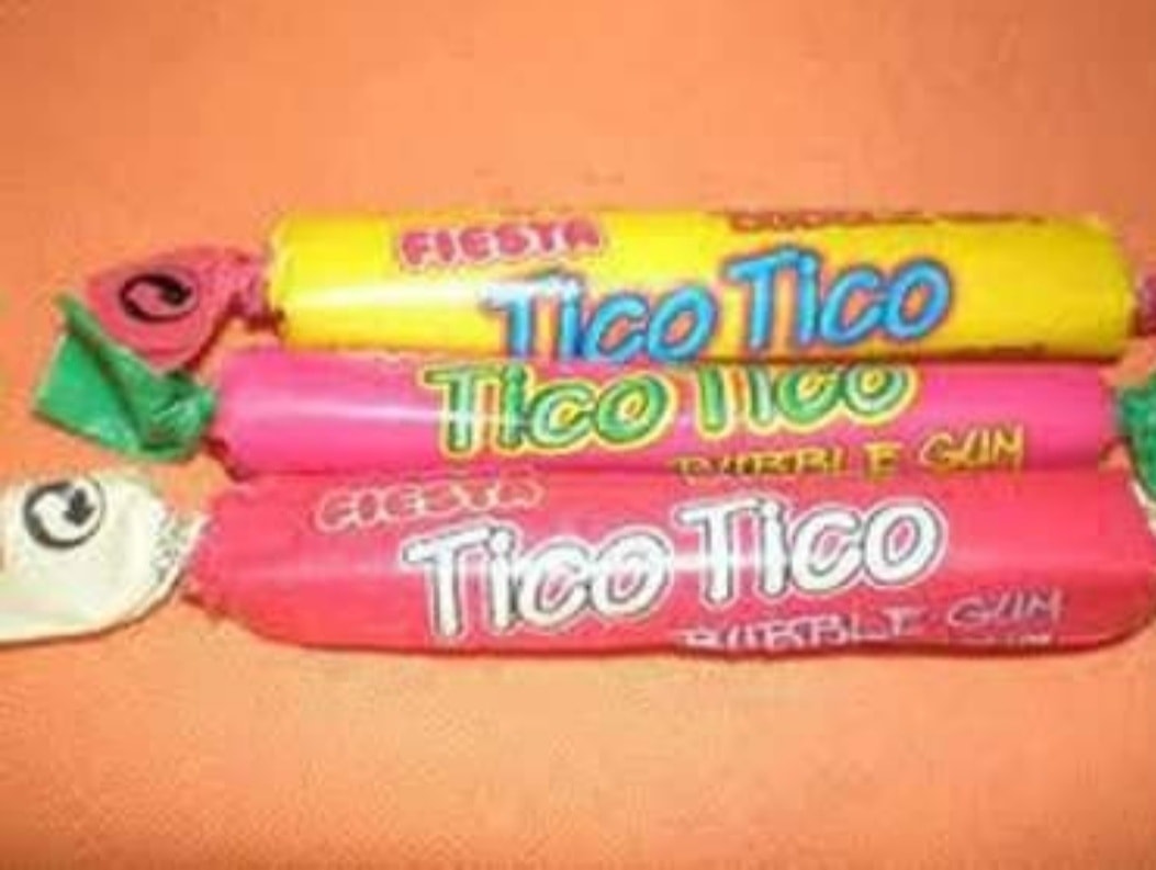 Tres chicles Tico Tico de Fiesta en su envoltorio de colores.