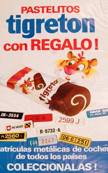 Anuncio de pastelitos Tigretón con matrículas metálicas de regalo.