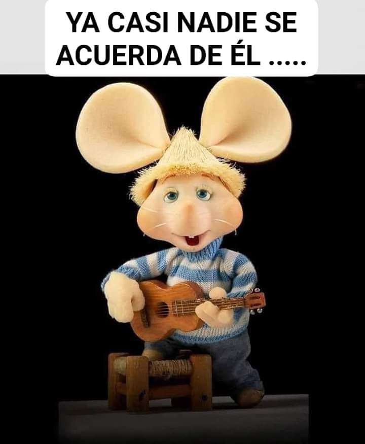 Marioneta del ratón Topo Gigio con orejas grandes, gorro de paja y jersey de rayas tocando una guitarra.