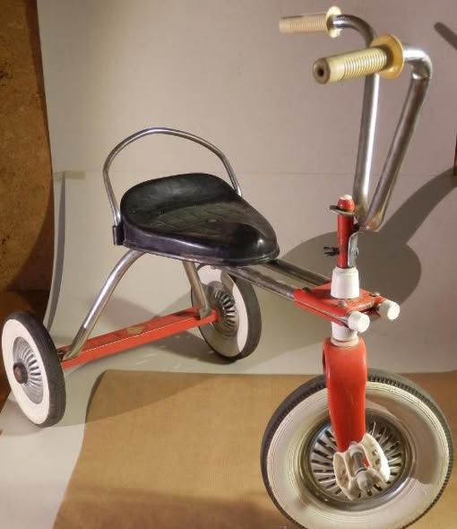 Triciclo antiguo de hierro rojo.