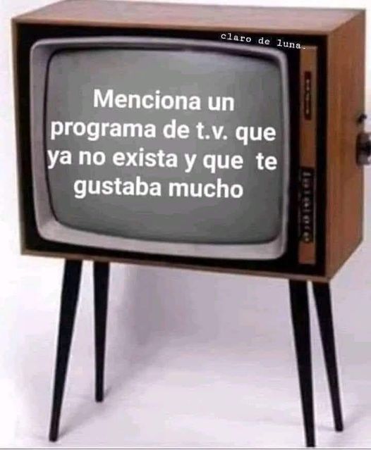 Televisor antiguo de madera con cuatro patas y un texto en la pantalla.