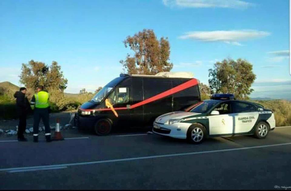 Coche de la Guardia Civil junto a una furgoneta negra como la del Equipo A en un control.