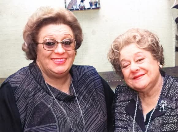 Dos actrices mayores sonriendo juntas