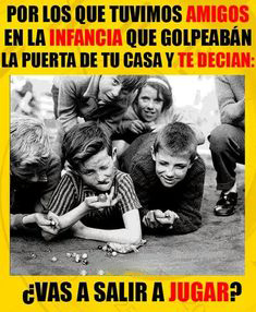 Foto en blanco y negro de un grupo de niños tumbados y agachados en el suelo jugando a las canicas.