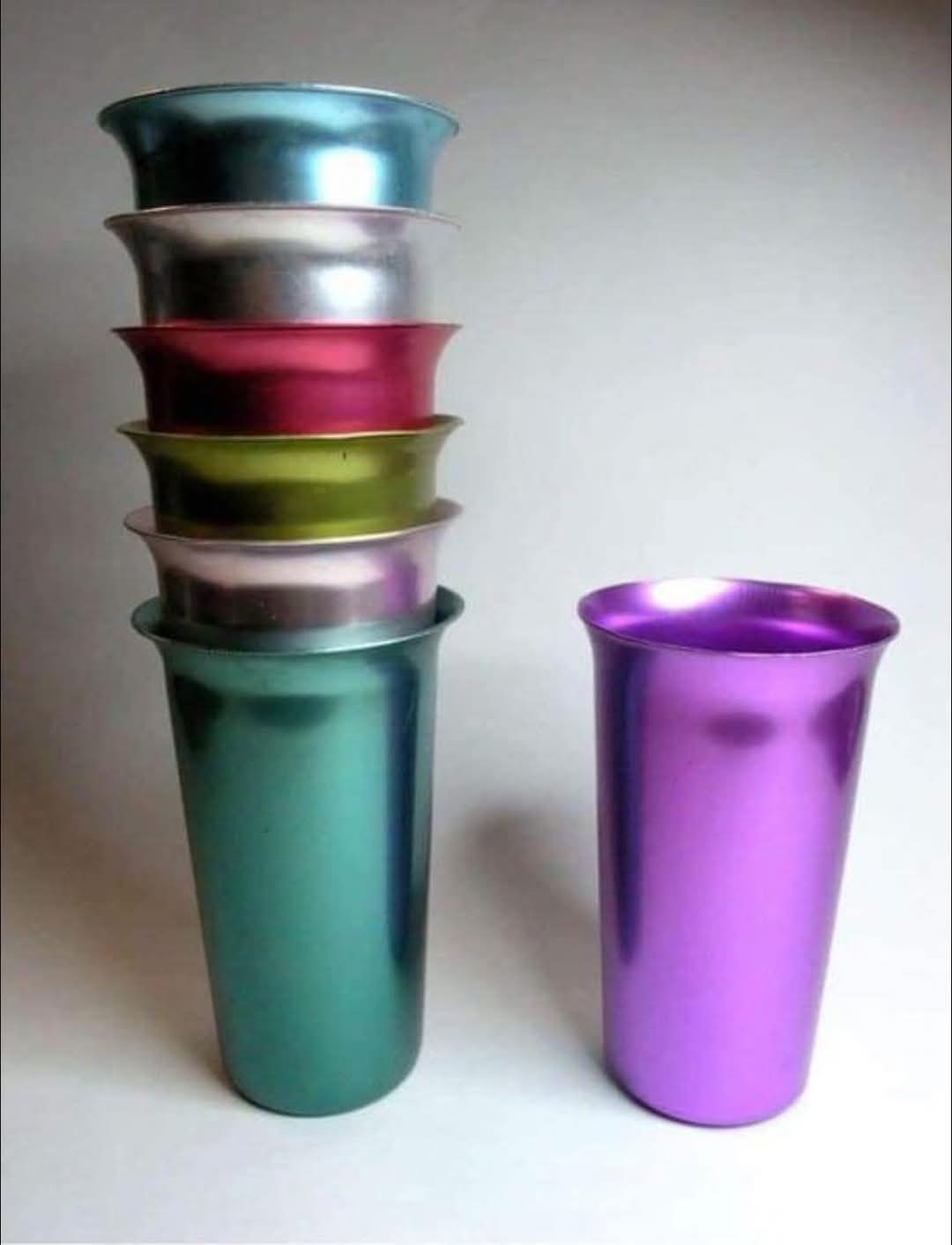 Vasos de aluminio apilados de colores.