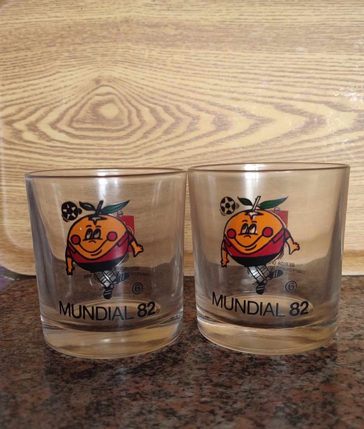 Dos vasos de cristal del Mundial 82 con Naranjito.