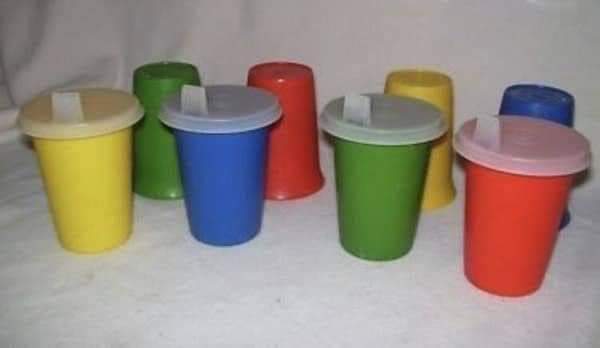Vasos de plástico de colores con tapa.