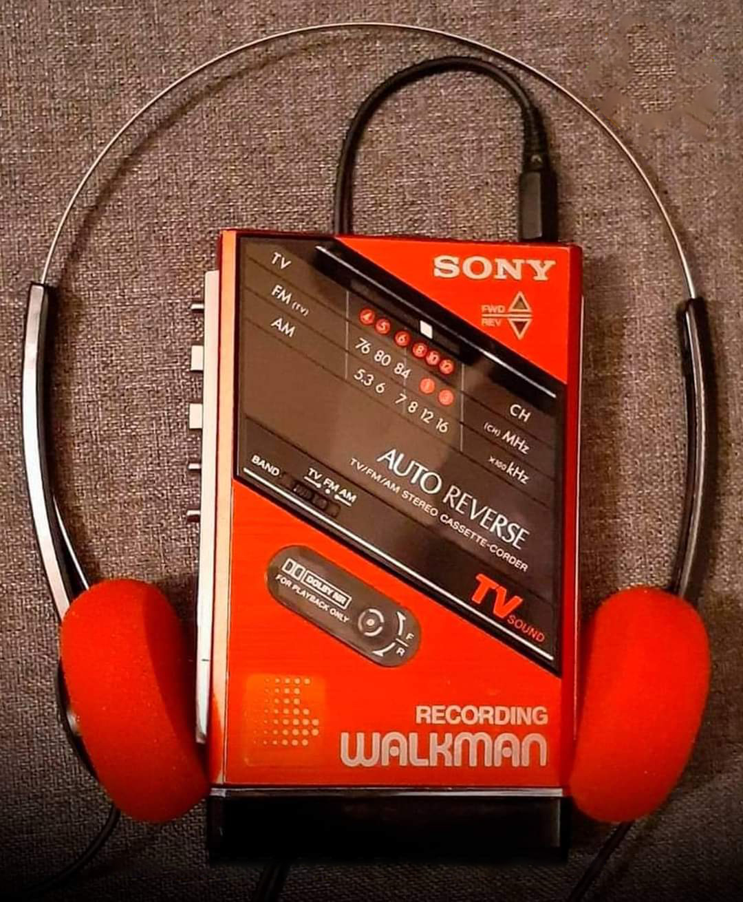 Walkman rojo de Sony con auriculares.