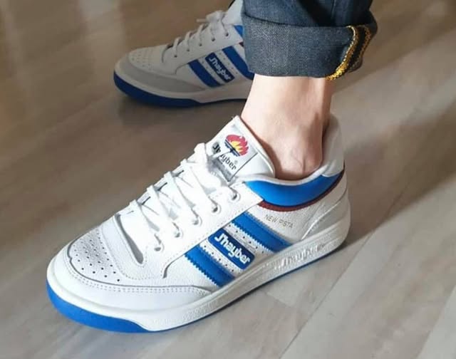 Zapatillas J'hayber blancas con rayas azules.