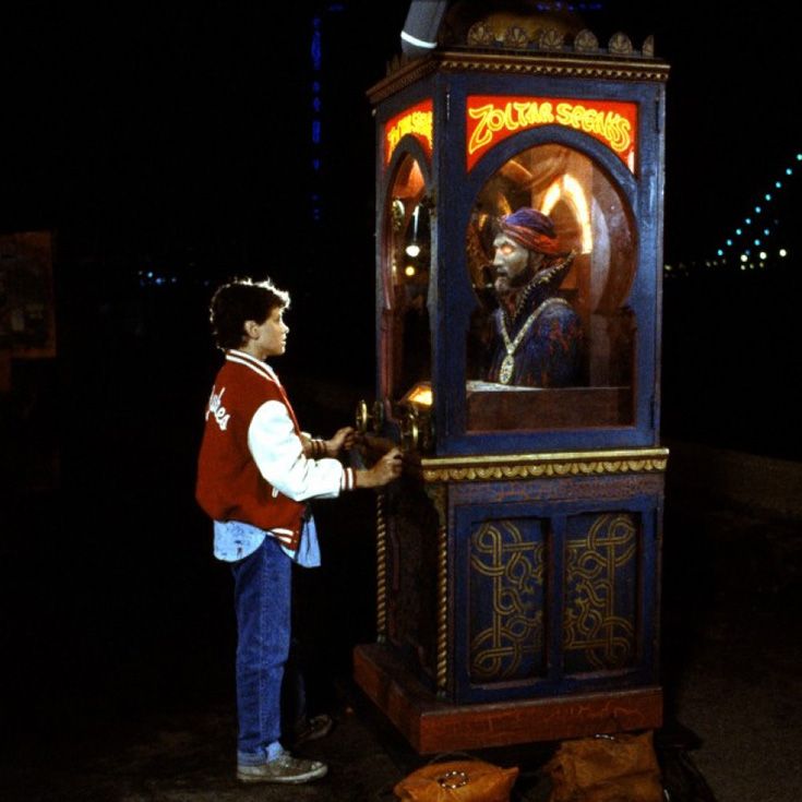 Niño delante de la máquina adivina Zoltar de la película Big.